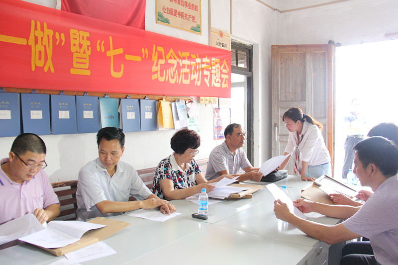 9月1日,市人大副主任刘雪真到新丰村调研指导精准扶贫工作2(市环保局 陈丽铃摄)_副本.jpg 9月1日,市人大副主任刘雪真到新丰村调研指导精准扶贫工作2(市环保局 陈丽铃摄)_副本.jpg