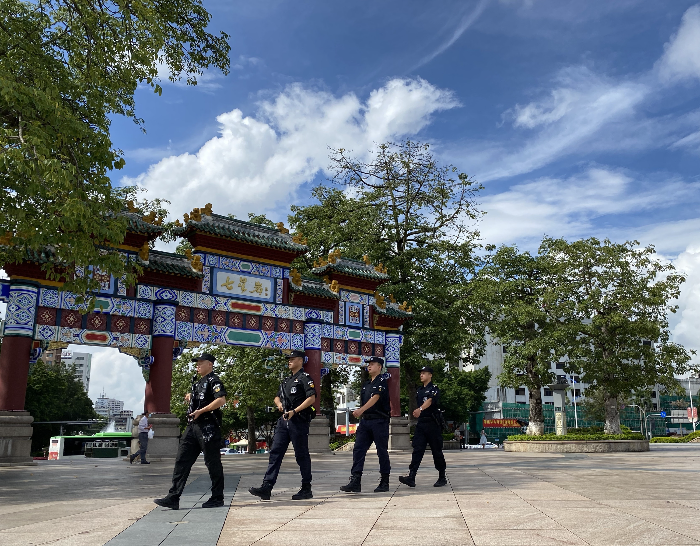 中秋节期间，肇庆端州公安从严从密强化重点部位巡逻防控，不断提高见警率、管事率，增强震慑力、管控力，全力以赴确保社会面大局平安稳定。（摄影：侯学婷）.jpg