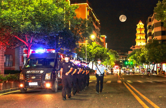 节日期间，汕头公安执勤民警在重点商圈、街区等重要场所持续开展“见警察、见警灯、见警车”行动，穿行在大街小巷中，将“平安”送至千家万户。（警方供图）.jpg