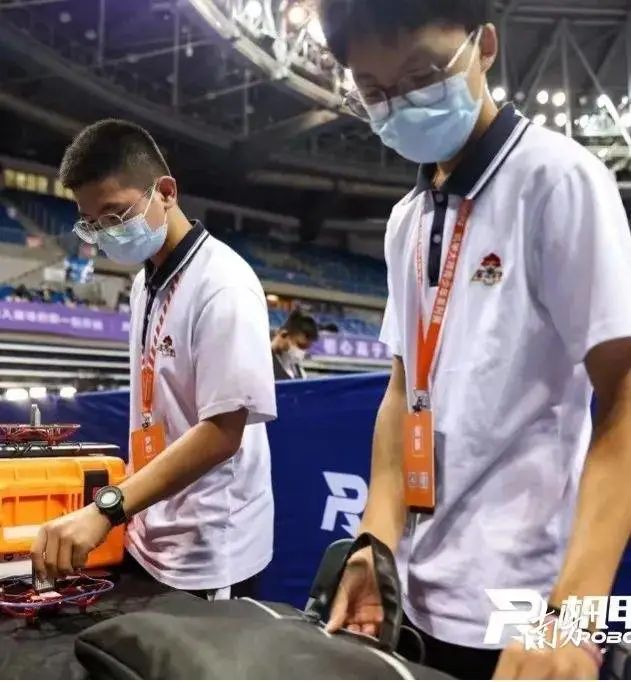 钟奕辉和周志宇正在比赛。 图片