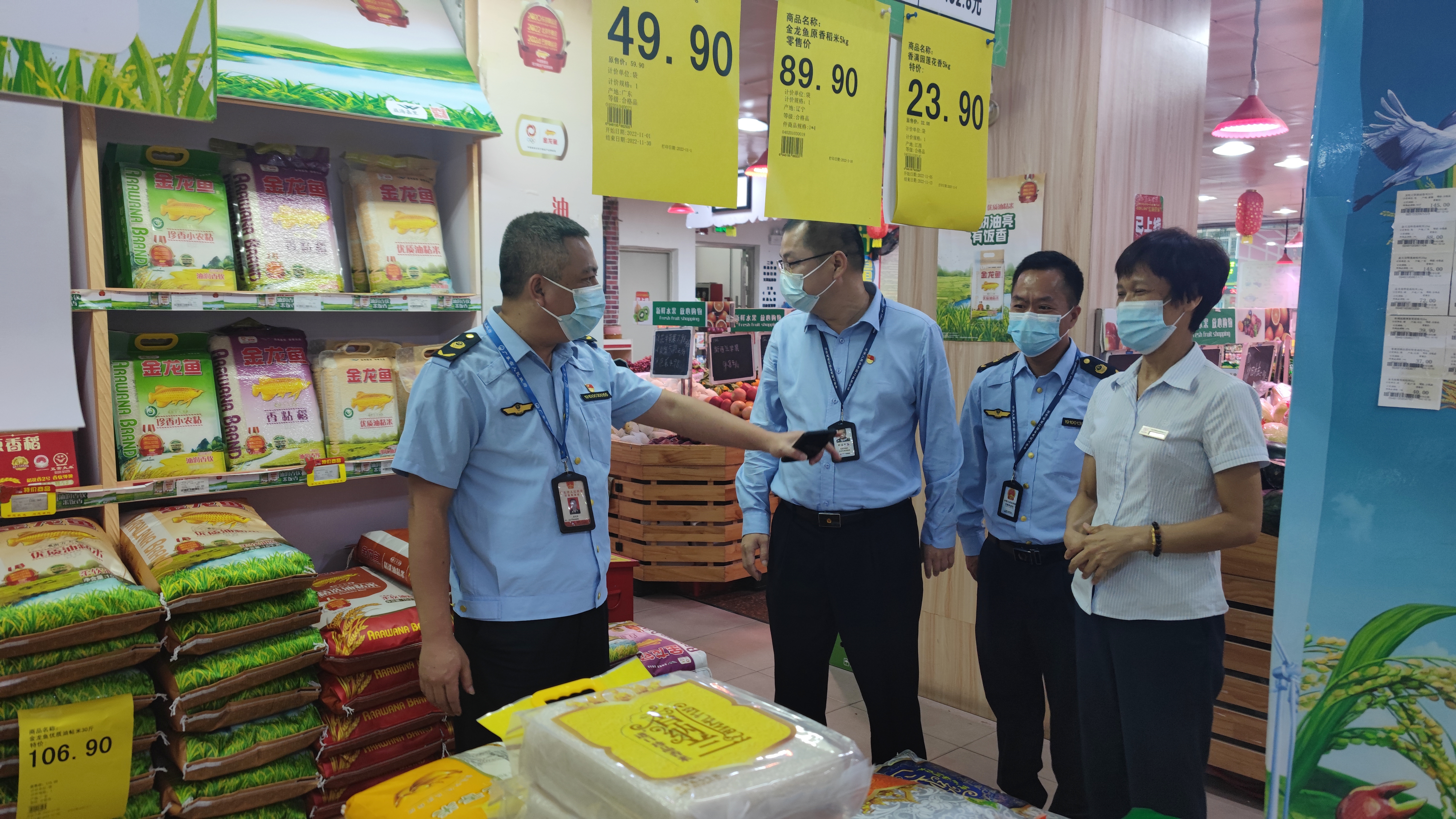 11月11日,汕尾市市场监管局价监竞争科检查疫情防控期间信诚超市粮油价格情况.jpg