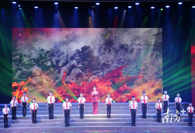 诗朗诵《英雄》。&nbsp;