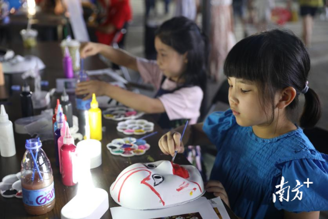 小朋友们结合汕尾非遗剧种的脸谱手册进行创作。 图片