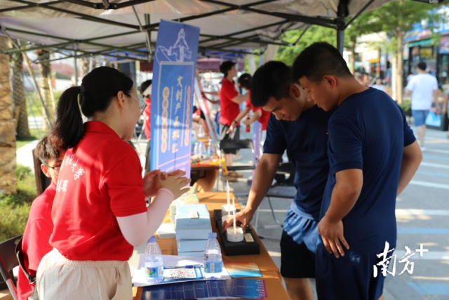 市民欣赏华师学生自主设计的汕尾非遗剧种主题的文创产品。 图片