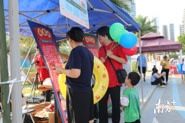 路过的游客被活动吸引,学习西秦戏的相关知识。 图片