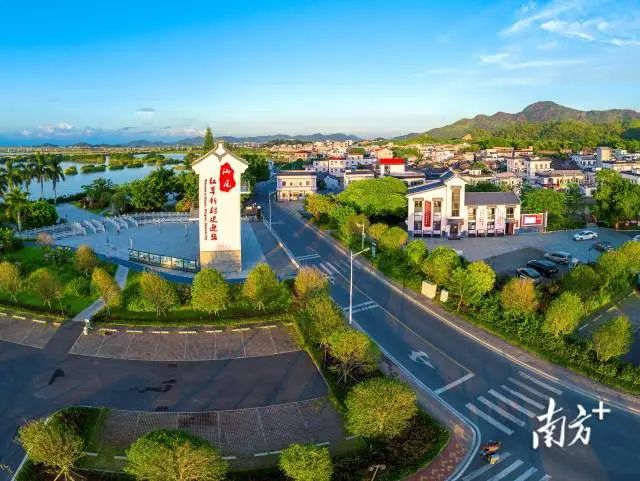 汕尾市城区红草镇新村村俯瞰图。受访者供图 图片