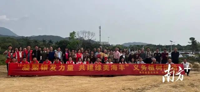 植树活动现场图。 图片