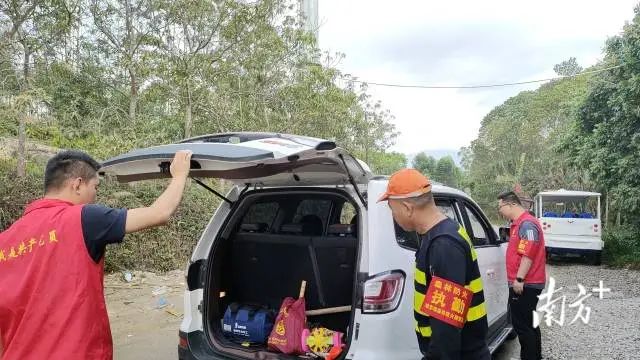 工作人员检查入山车辆。 图片