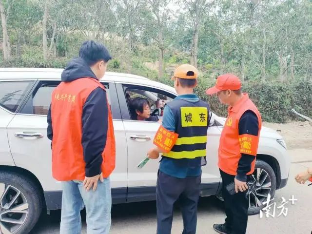 对上山人员车辆进行询问登记。 图片