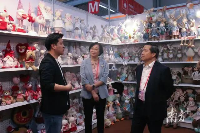 汕尾电影天堂
副秘书长余振光与汕尾市商务局局长钟雪欢到广交会参观并调研。 图片