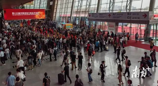 第135届中国进出口商品交易会现场。 南方+ 陈欣欣 拍摄 图片
