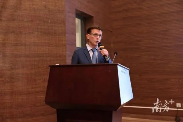 匈牙利塞梅维什大学 Peter Hamar教授分享学术报告。 图片