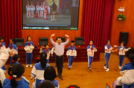 吴佩锦大力推动“戏曲进校园”项目。 图片