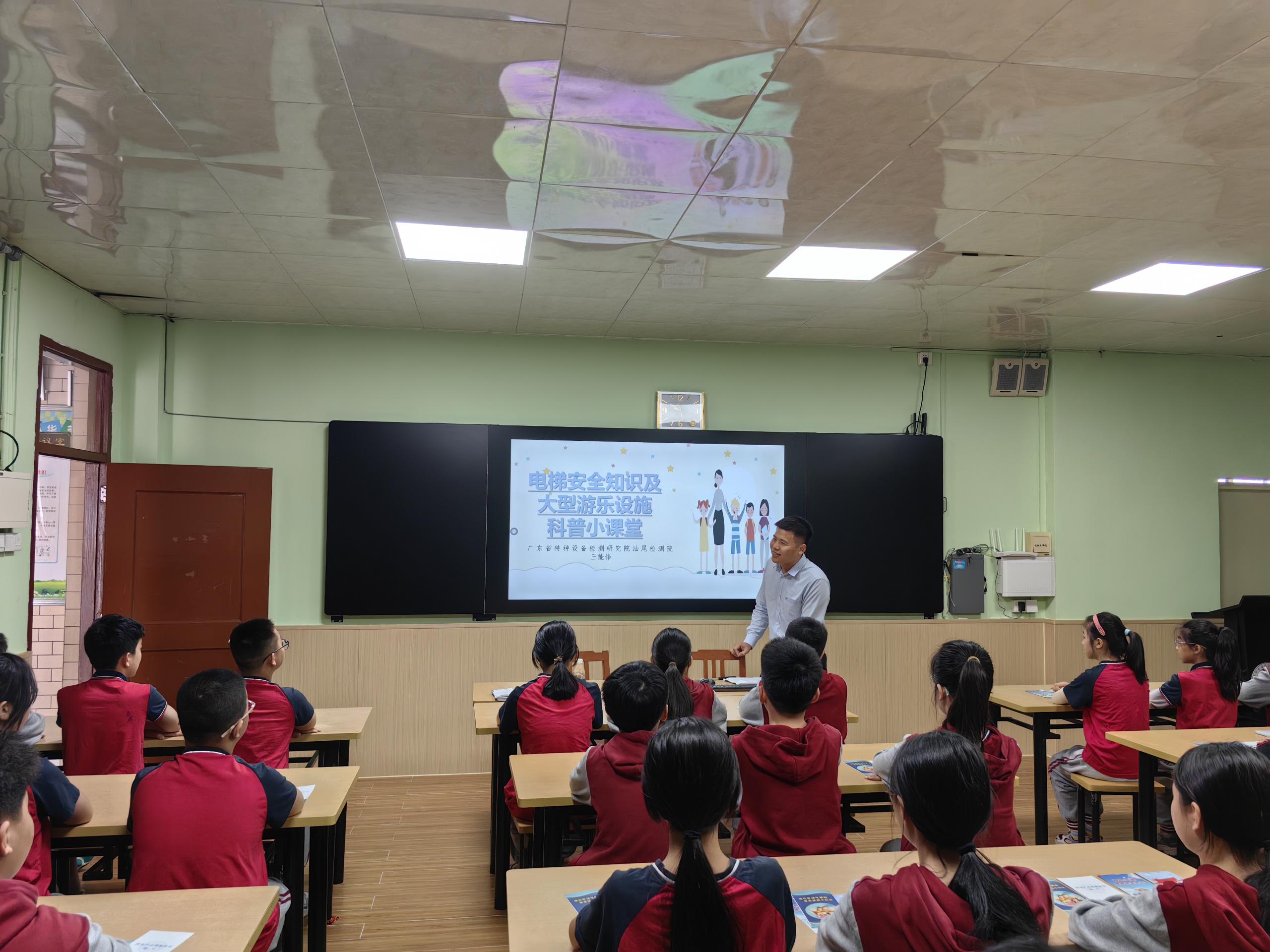 2025.3.7 市、县两级市场监管局与汕尾检测院联合开展特种设备贺产品质量安全知识进校园活动3.jpg