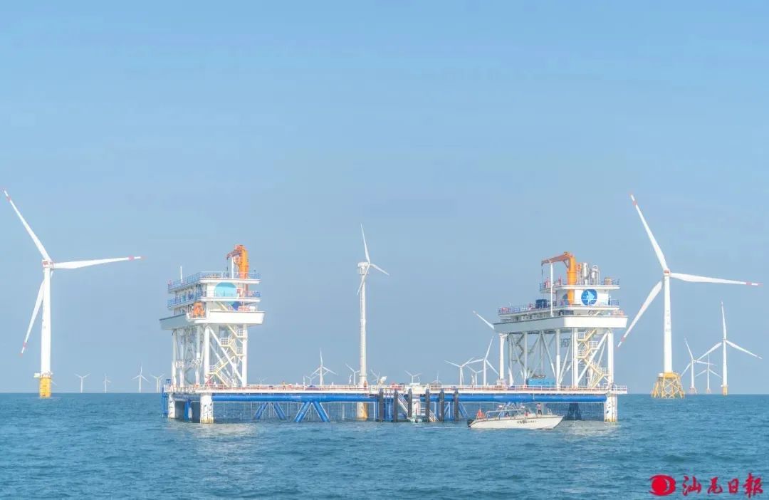 全球单体最大风渔融合网箱平台“伏羲一号”项目。陈茂辛.jpg