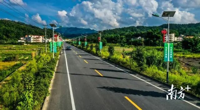 县道X094线吉龙村至石下坝村段公路。 图片