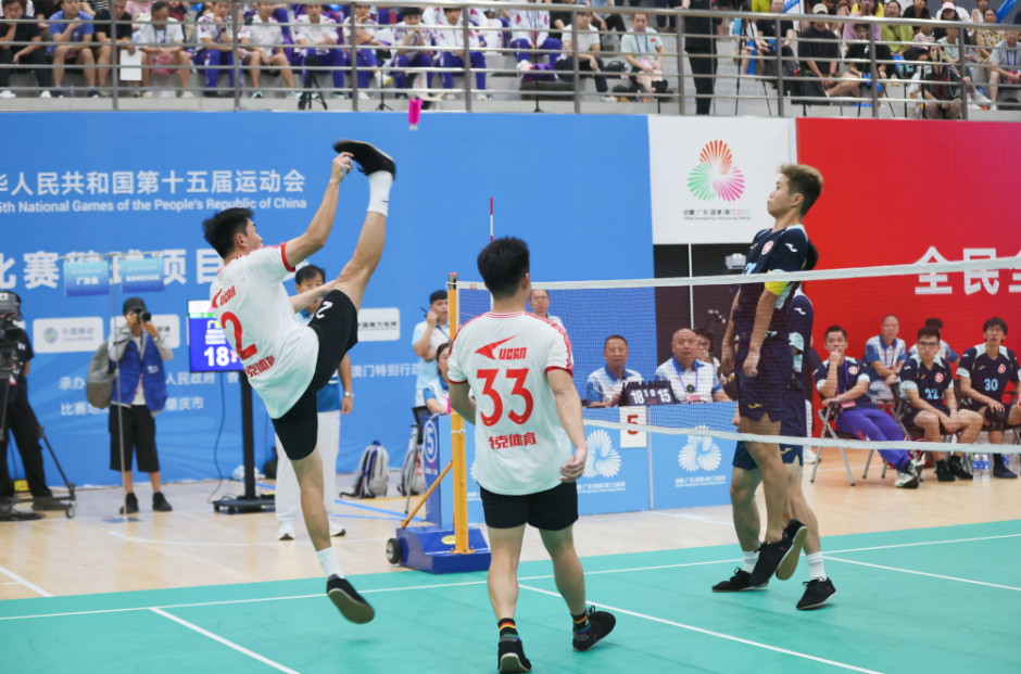 8月20日上午,十五运会群众比赛毽球项目决赛现场,广东甲组男队 VS 香港甲组男队。肇庆市融媒体中心记者 刘春林 摄
