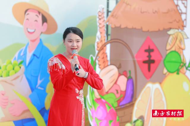 彭丽霜演唱《丰收中国》。