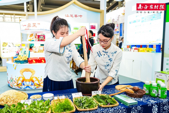 在汕尾展区，市民游客可体验陆河客家擂茶制作技艺。