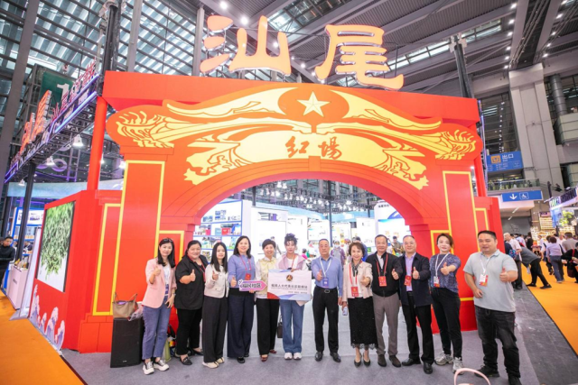 省市人大代表组团打卡汕尾展区。