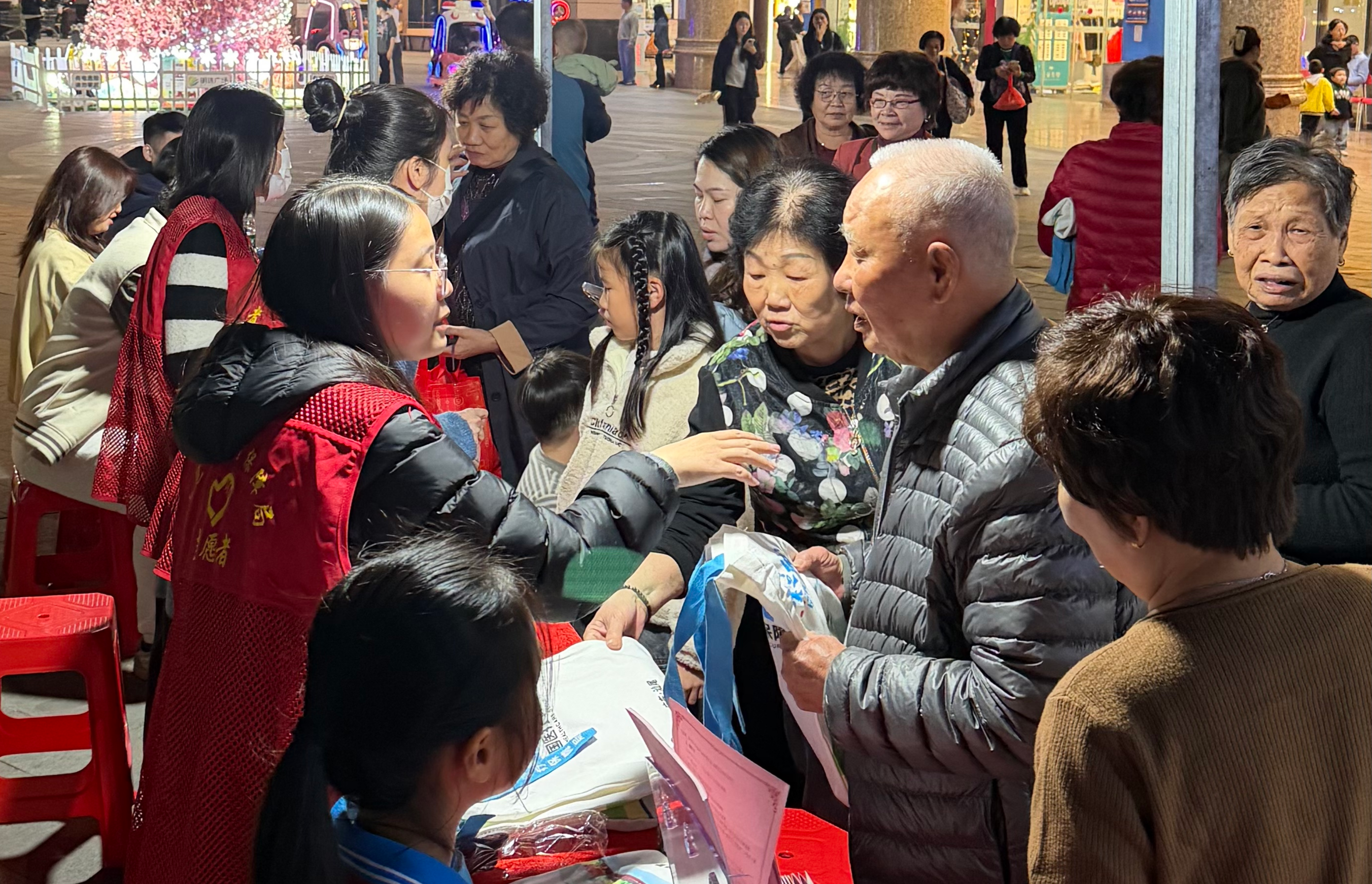 汕尾市医保局组织开展2026年度城乡居民基本医疗保险参保缴费宣传暨义诊活动