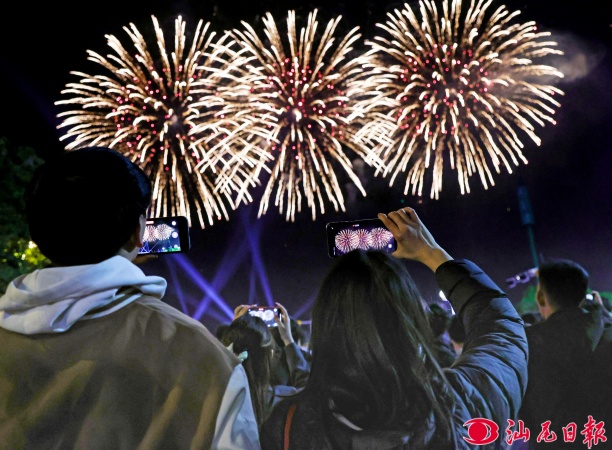 同文同俗共襄盛举 烟花璀璨映照未来 首届海峡两岸民俗文体汇总汇演烟花晚会在汕尾品清湖畔举办