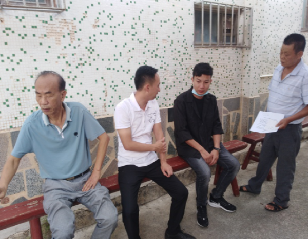 2020年9月4日，汕尾一社区两委干部向居民详细讲解殡葬改革政策。