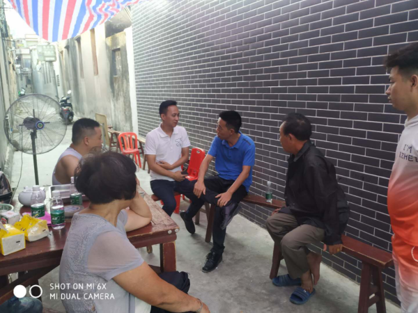 2020年7月18日，汕尾一社区干部与镇派驻领导向居民详细讲解殡葬改革政策。